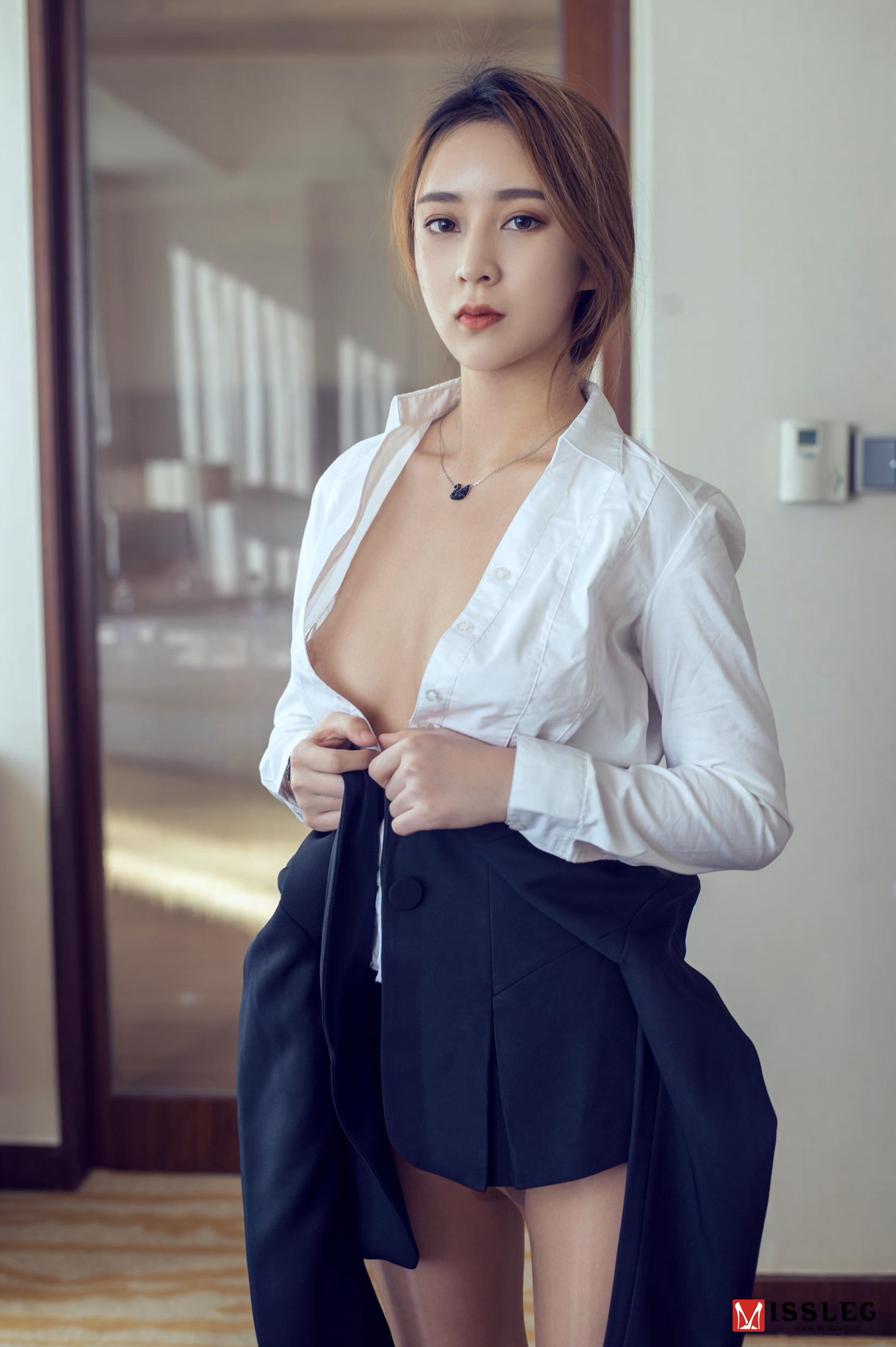 MISSLEG模特乔依琳在室内墙边解开白衬衫展现美胸与丝袜美腿姿势